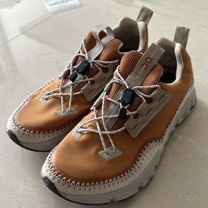 Cloudaway Hiking Sneaker SZ 6 Glacier/ Almond